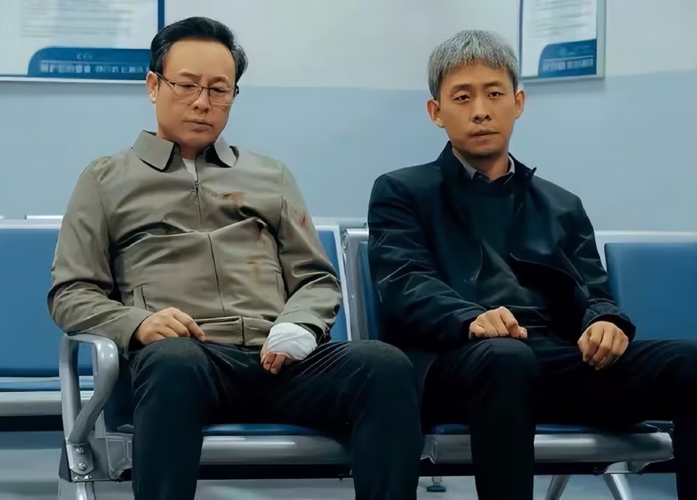 狂飙举行庆功宴，张颂文李一桐机场开心比耶，张译不参加引热议