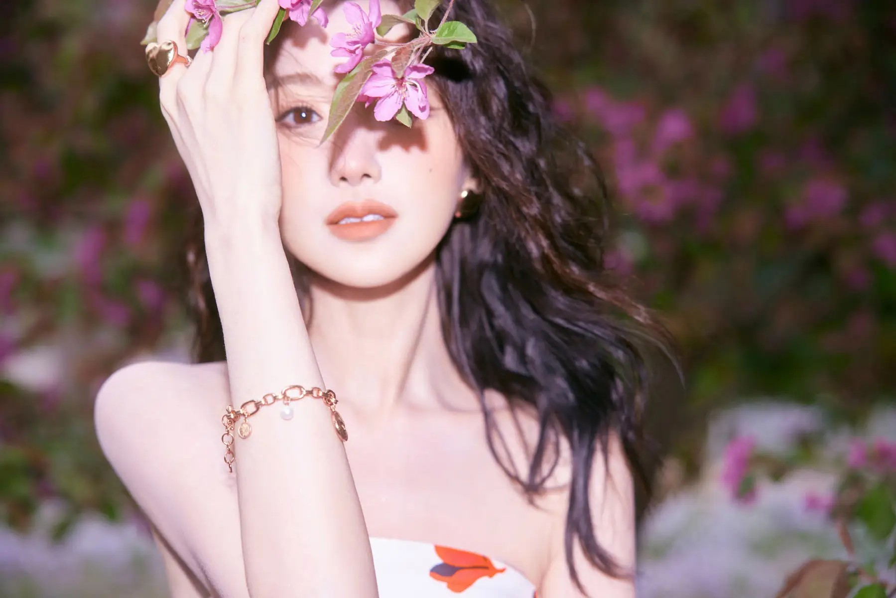 王菲谢霆锋再秀恩爱 十指紧扣甜如初恋 网友：这才是爱情最好的模样