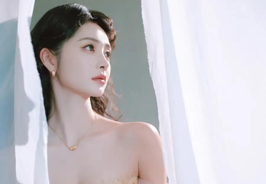 CardiB地铁推销新专辑 中间还被突然窜出的老鼠吓到
