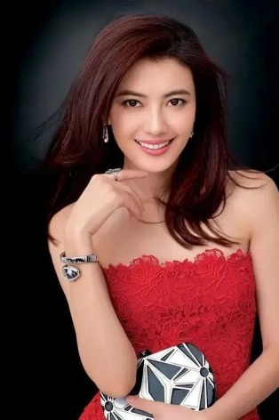 华裔女星莉亚·刘易斯疑遭性侵事件：片场风波与舆论博弈