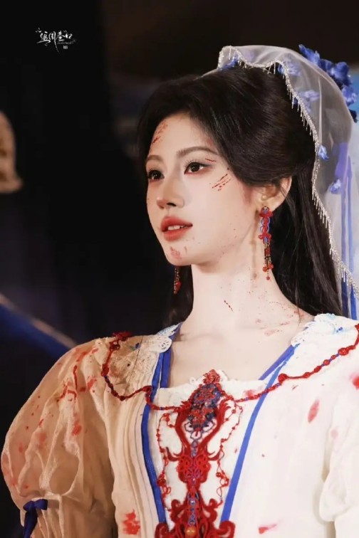 Lisa带小道具上台，Jennie表现更大胆，网友内涵她们传播不良内容