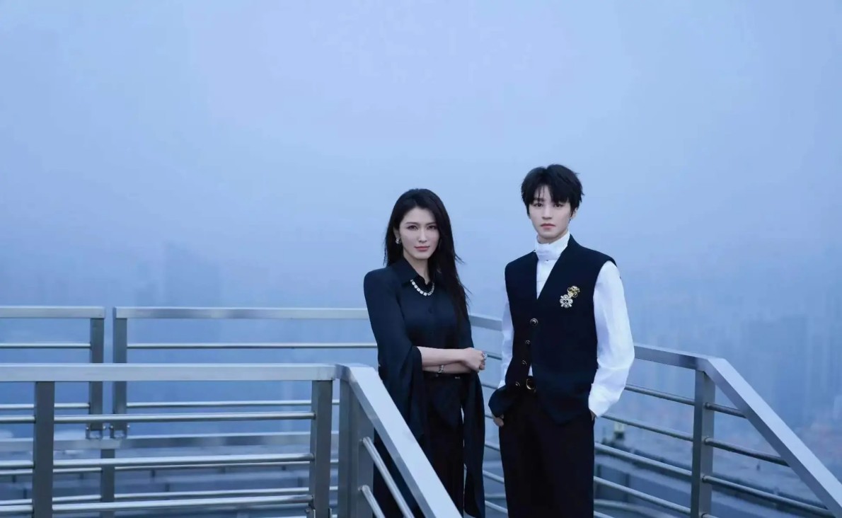 IU新剧浪漫开播，剧中的大女主穿搭吸睛万分，剧外小清新风格