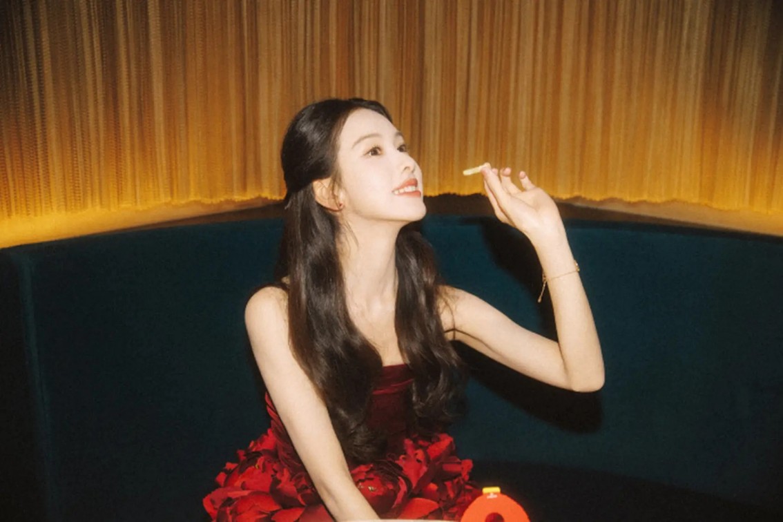 刘涛携18岁女儿远赴意大利看秀！王紫嫣成熟妆造亮相，颜值气质引热议